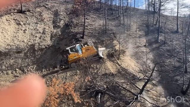 Бульдозер Liebherr 746 пробивает дорогу в горах