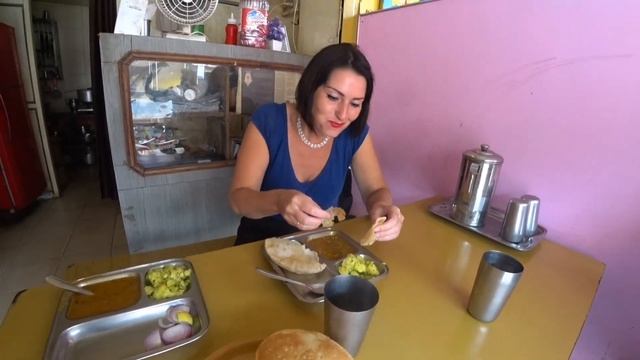 Дремучая Махараштра". Заехали позавтракать в кафе. Заказали то, что едят местные смотреть онлайн