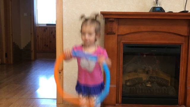 Емилия показывает свои любимые игрушки || play with Emilia