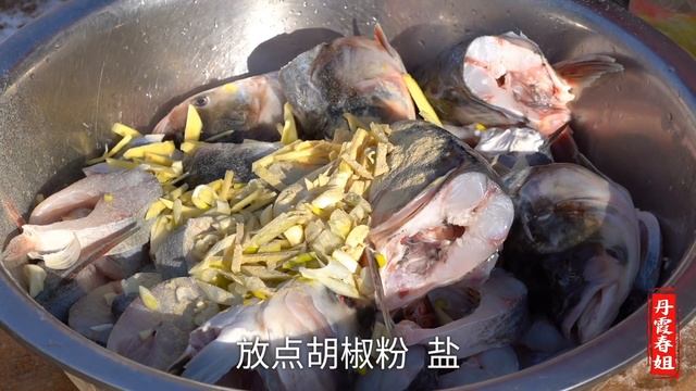 亲戚们一起冰钓春姐趁新鲜炖了50斤鱼大家一起吃真的太过瘾了丹霞春姐