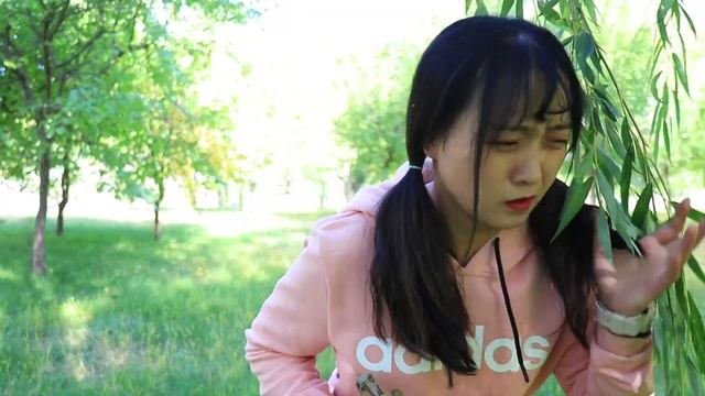 【懂爺視頻】真人遊戲，氪金玩家高度近視沒戴眼鏡，被油糕用影分身眩暈 смотреть онлайн