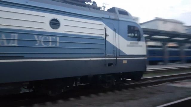 Электровоз ВЛ11М6-501 следует по станции Днепр главный.