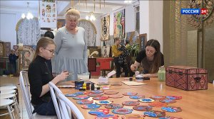 Кировские мастерицы расписывают елочные шары и сундуки в домовом стиле