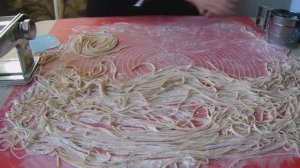 Домашняя  Яичная Лапша для Гарниров, Супов и Лагмана на Тестораскатке Лапшерезке. Быстро и Удобно.