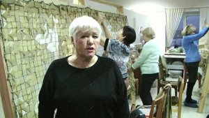 Волонтёры плетут маскировочные сети.