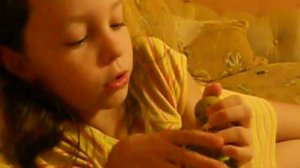 Девочка играет с попугаем ###