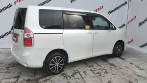 Обзор на Toyota Noah Минивэн 2 0 CVT FWD 143 л с