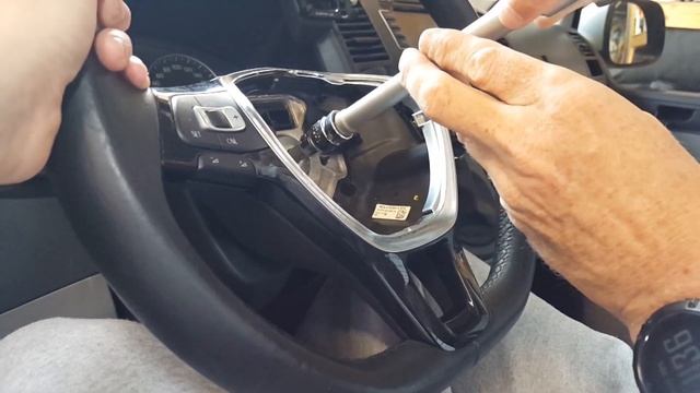 How to change a multifunctional steeringwheel in a VW T5 2012