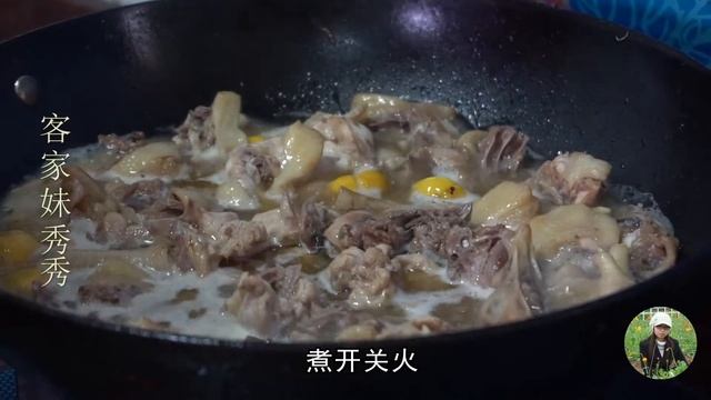 板栗烧鸡客家做法，鸡肉鲜嫩，板栗香甜软糯，真是营养又美味【客家妹秀秀】
