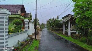 Прогулка под сильным дождем в красивой деревне Индонезии. Мгновенный сон и релаксация.