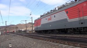 Электровоз ВЛ 65 013 С рабочим поездом и электровоз 3ЭС5К 1378 С грузовым поездом РЖД Вос Сиб жд