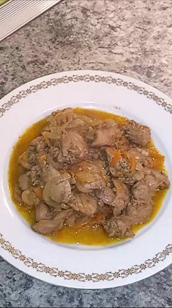 Рецепт вкусного ужина. Куриная печень с луком, морковью, сливочным маслом и специями на сковороде.