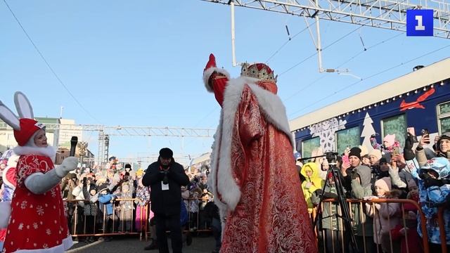 Во Владивостоке дети встретили поезд Деда Мороза