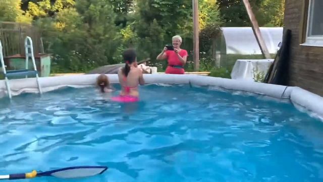 Ева и Ульяна купаются в бассейне.28.06.2020 смотреть онлайн