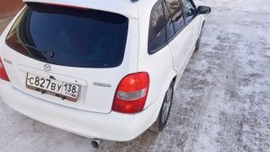 Mazda Familia 2000 года выпуска.