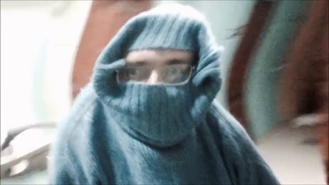 Странное существо проникло в здание смотреть онлайн