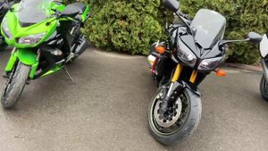 Разгрузка новой партии мотоцикла из Японии в компании Мотобаза.