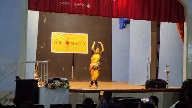 Odissi dancer Sudha Mukhopadhyay performs at Deva Kumar hall Bishnupur, on April 27. смотреть онлайн