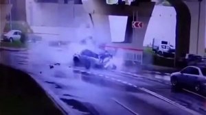 Сочи  Range Rover упал с моста