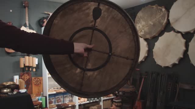 Бубен Siberian Shaman Four Faces 60х60 см с коваными элементами / Шаманский бубен / shamanic.moscow