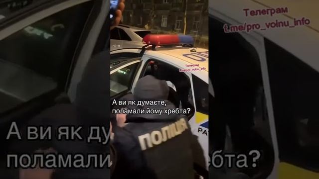 В Одессе полицейские избили мужчину, которого подозревают в уклонении от мобилизации.