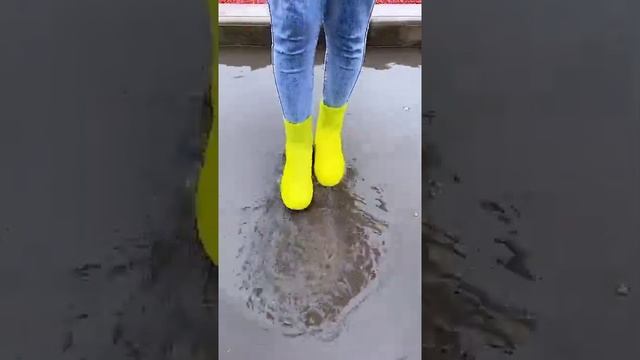 雨季来了，随身备一个雨鞋套吧，雨天出门再也不怕尴尬了，方便又好用！直接套到鞋上就行了。＃防水鞋套＃雨鞋