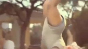 Младенцы катаются на роликах Вот это реклама! Супер позитив! Evian rollers baby