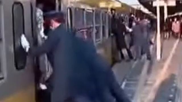 ЖЕСТЬ! Метро в Японии утром! Как люди едут на работу!