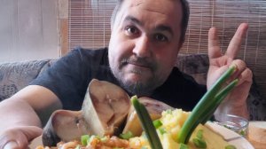 Обжор - копченая скумбрия, тушеная капуста с пюре и огурчиками