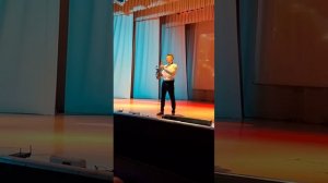 Под звуки саксофона