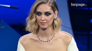 Chiara Ferragni a Sanremo 2023 con l’abito lancia un messaggio dedicato alle donne: “Pensati libera