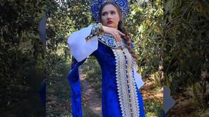 Мария Антакова ( певица, меццо-сопрано)в показе коллекции "Царевна- чародейка"