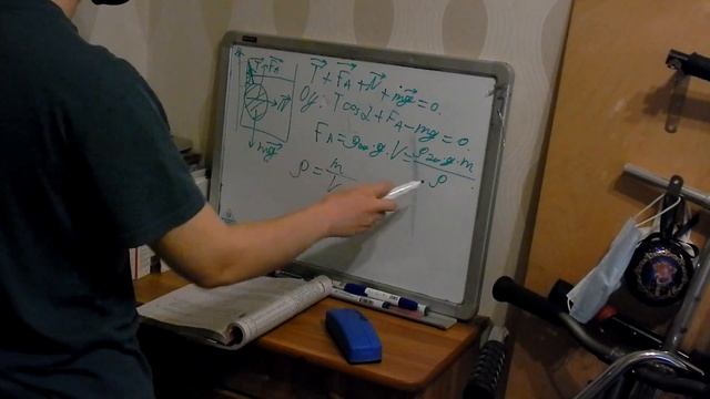 Свинцовый шар подвешен на нити и полностью погружён в воду. Нить образует с вертикалью угол α = 30° смотреть онлайн