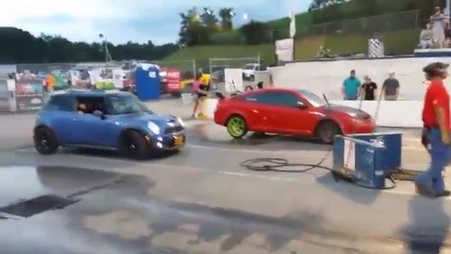 Mini Cooper ®️ vs Chevy Cobalt ™️ смотреть онлайн
