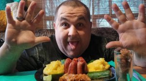Обжор - жареные сосиски с пюрешкой, солянка, бульон с сухариками