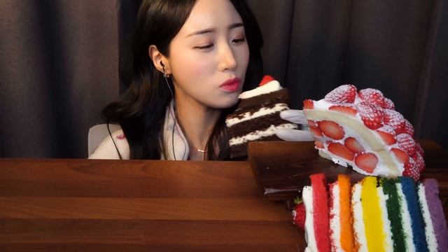 입에서 그냥 녹아요!🍓 딸기 초콜릿 케이크 먹방 디저트 ASMR 도레도레 무지개 치즈 케이크 Strawberry Chocolate Cake Mukbang 코지