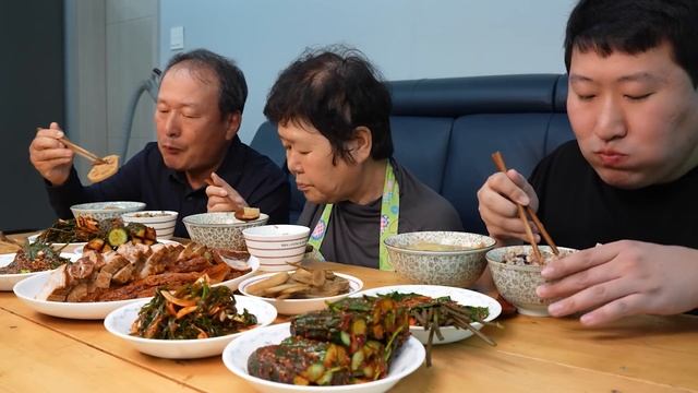 묵은지 통삼겹찜에 오이소박이와 각종 집밥 반찬들로 푸짐한 한 상! Steamed pork belly with kimchi 요리먹방!! - Mukbang eating show