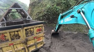 Строительство, перед рытьём песка, экскаватор ремонтирует въезд в карьер