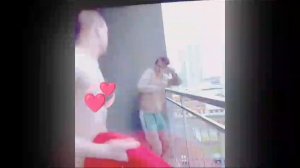 Голый аришнев бежит за бруно по улице