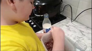 Делаю пирожное Картошка, монтажер прикалывается надо мной 😂 .mp4