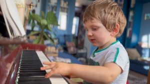 Гавриилу 2 года и 11 месяцев и он читает ноты