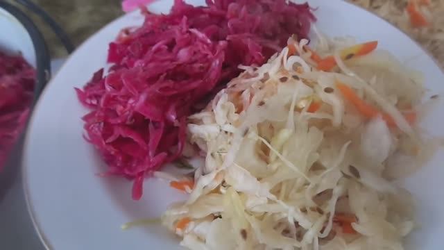 Как правильно заквасить хрустящую и очень вкусную капусту двумя способами.