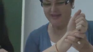 Учительница химии режет ученику руку прямо на уроке!