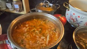 Решила купить машину. Готовлю борщ, суп, голубцы и сарму