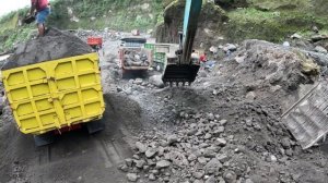 Строительство,  экскаваторы копают песок