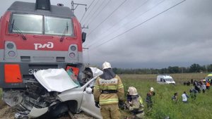 Поезд раздавил легковой автомобиль в Краснодарском крае