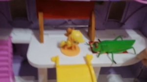 На щенячий патруль напал огромный кузнечик!