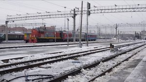 ТЭМ18ДМ-574 с пассажирским вагоном и вагоном "Тягово-энергическая лаборатория"