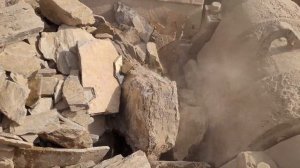 Строительство, дробление щебёнки