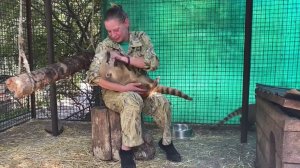 Ксюша укладывает носух спать